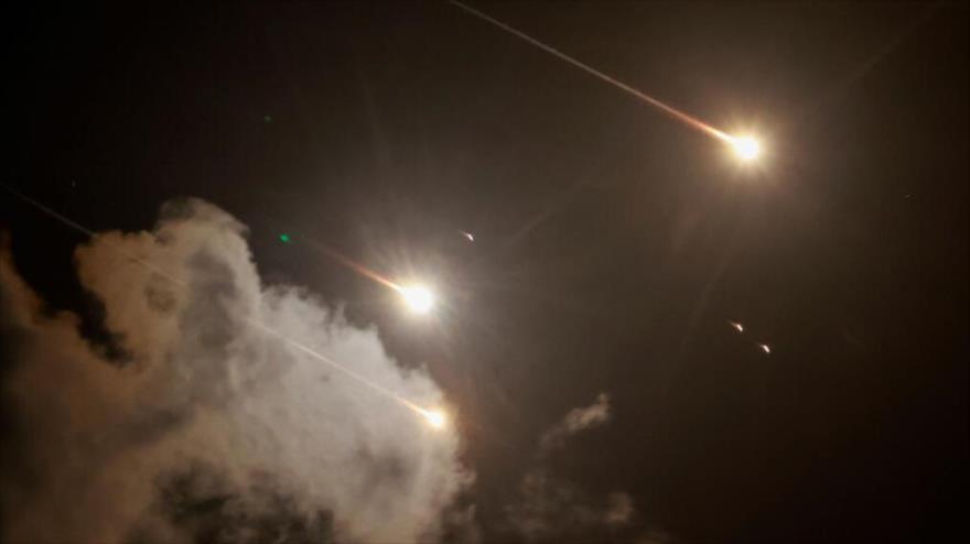 Se observan proyectiles en el cielo de Tel Aviv tras una salva de misiles balísticos lanzada por Irán contra objetivos del régimen israelí