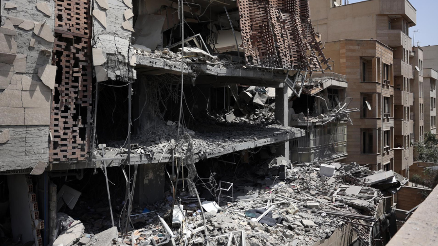 Un edificio destrudio por un ataque aéreo de Israel en Teherán durante el alto al fuego