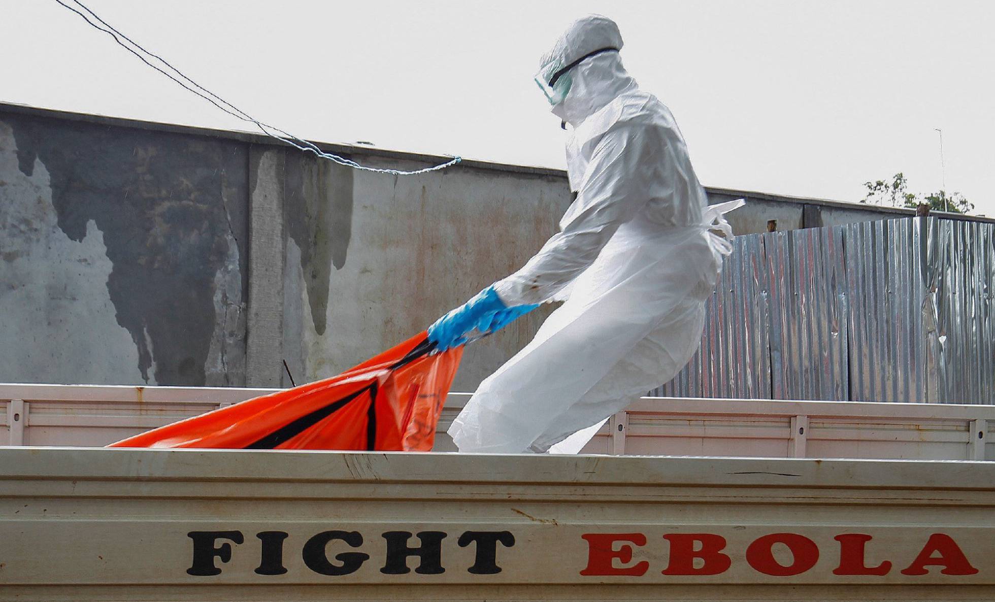 Un trabajador liberiano da sepultura a una persona fallecida por el ébola en 2014