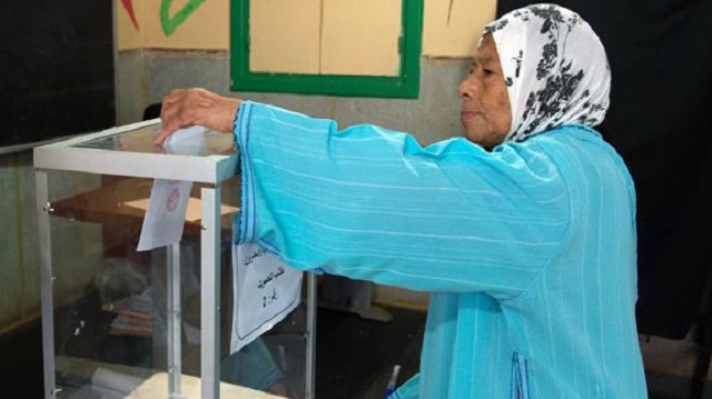 Una mujer vota en un colegio electoraL en Rabat