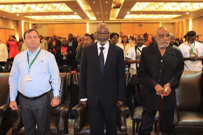 Fernando González, Presidente del ICAP (izq), junto al padre fundador de Namibia, Sam Nujoma (centro) y Andimba Toivo ya Toivo, fundador de la Swapo, en la clausura de la V Conferencia.