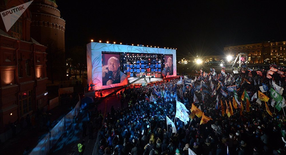 Vladímir Putin desde la plaza Manézhnaya en el centro de Moscú tras el cierre de las urnas