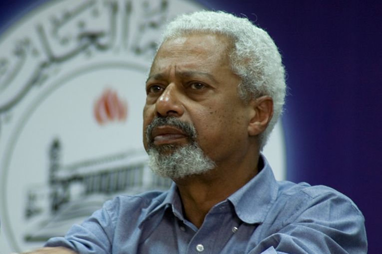 Abdulrazak Gurnah: "Europa debería recibir a los inmigrantes con compasión y no con alambres de púas" 