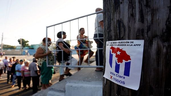 El pueblo cubano ejerciendo su derecho al voto