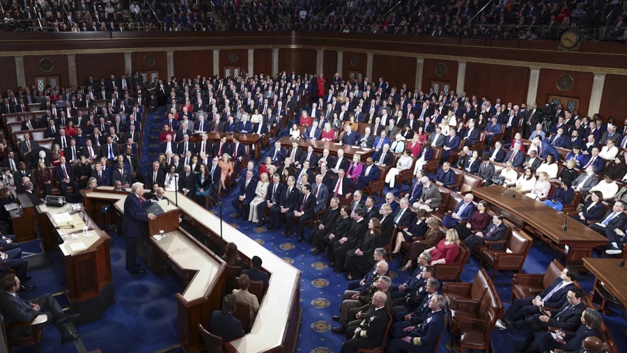 Demócratas gritan a Trump durante su discurso: "Has matado a estadounidenses"