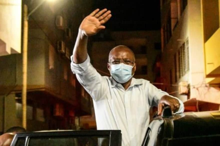 Primer ministro saliente de Cabo Verde, Ulisses Correia, saluda a sus seguidores, tras anunciar la victoria de su partido en los comicios legislativos