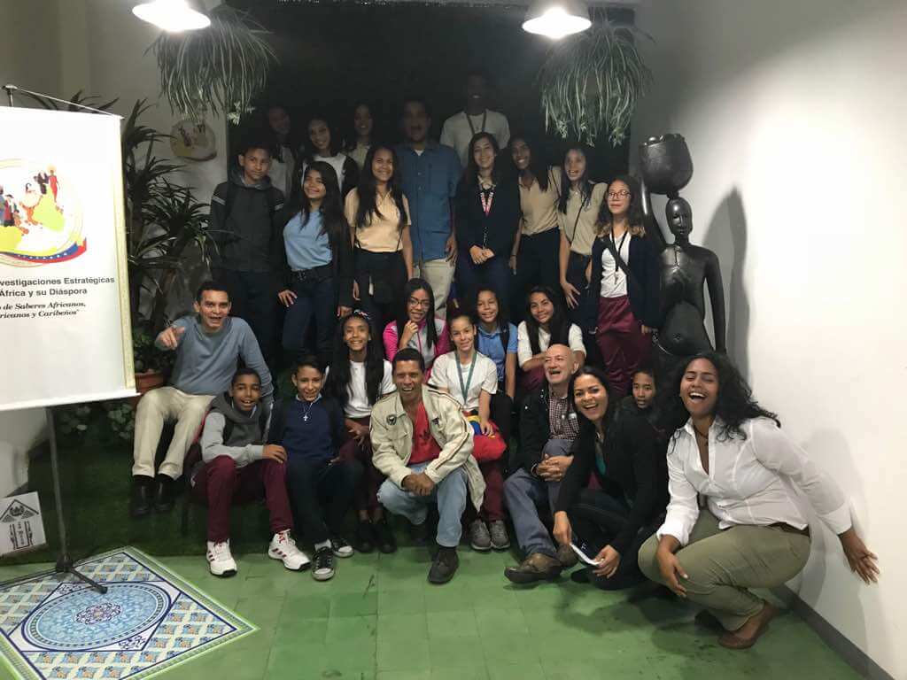 Estudiantes junto al equipo del Centro de Saberes Africanos