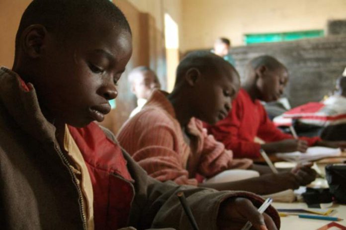 Angola quiere escolarizar totalidad de niños