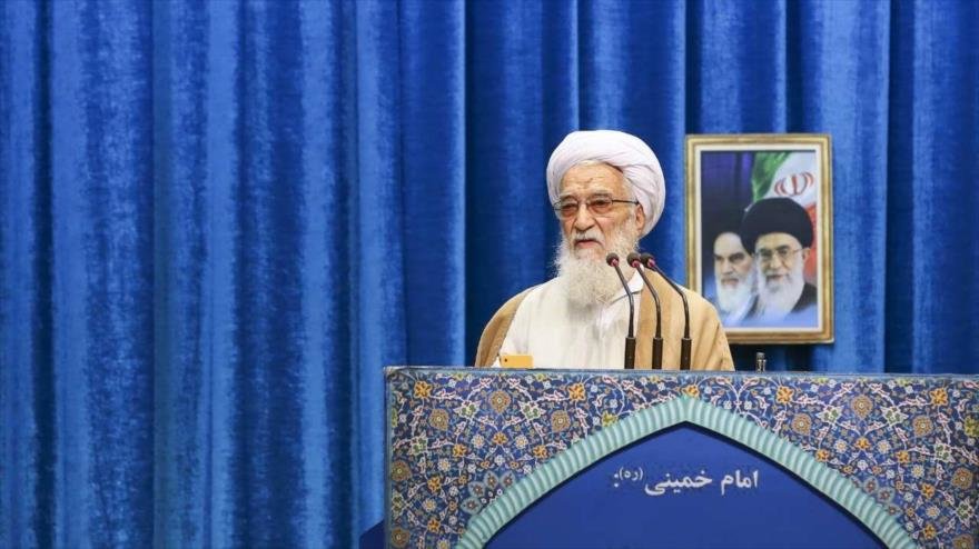 El ayatolá Mohamad Ali Movahedi Kermani ofrece el sermón de rezo en Teherán