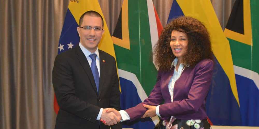 El canciller de la República Bolivariana de Venezuela Jorge Arreaza con la Ministra de Relaciones Internacionales y Cooperación de la República de Sudáfrica Lindiwe Sisulu