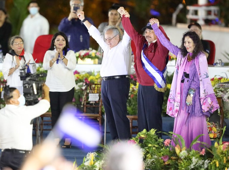 El presidente Daniel Ortega la vicepresidenta Rosario Murillo y el presidente cubano Miguel Díaz Canel