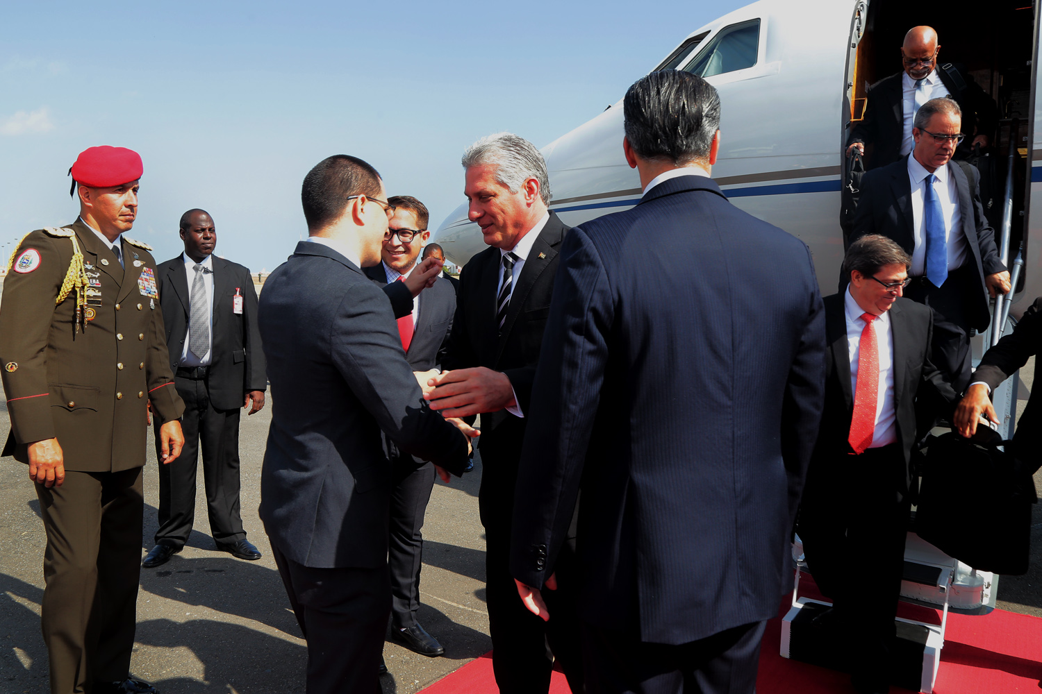 El canciller Jorge Arreaza recibiendo al presidente de la República de Cuba, Miguel Díaz-Canel