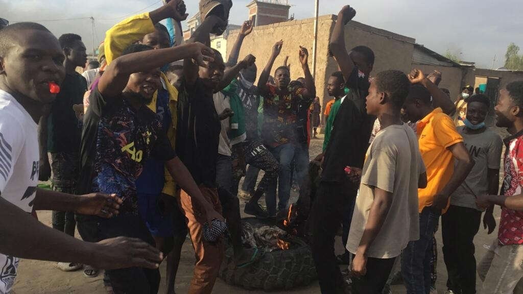 Los manifestantes gritan consignas durante una protesta en NDjamena Chad
