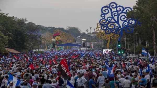 Miles de nicaraguenses participaron en un festival de canto por la paz en la avenida Boliva a Chavez en Managua