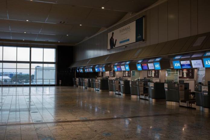 Mostradores de facturaciónb vacíos en el aeropuerto internacional OR Thambo de Johanesburgo por la cancelación de vuelos.