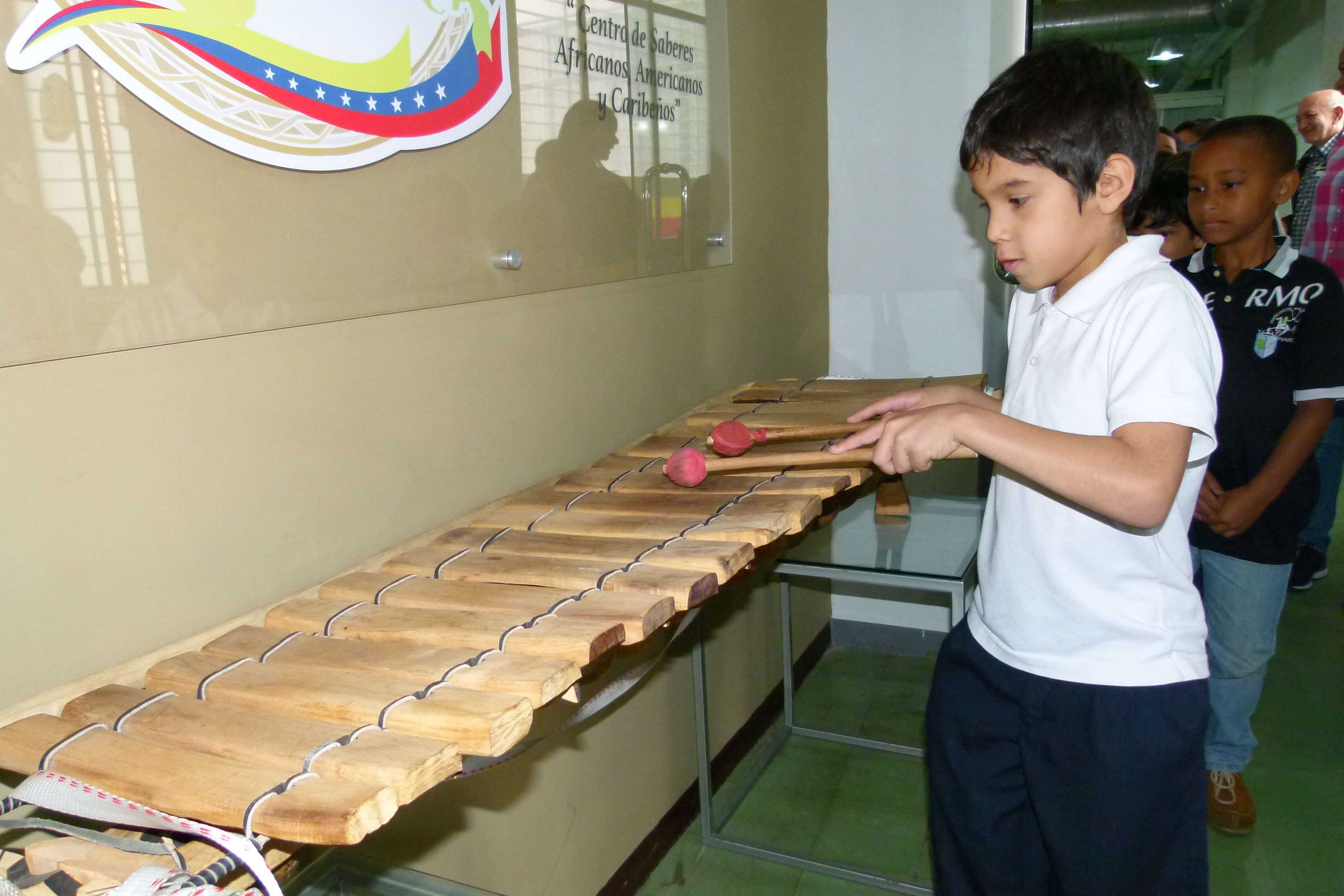 Niños de tercer grado tocando la Timbila