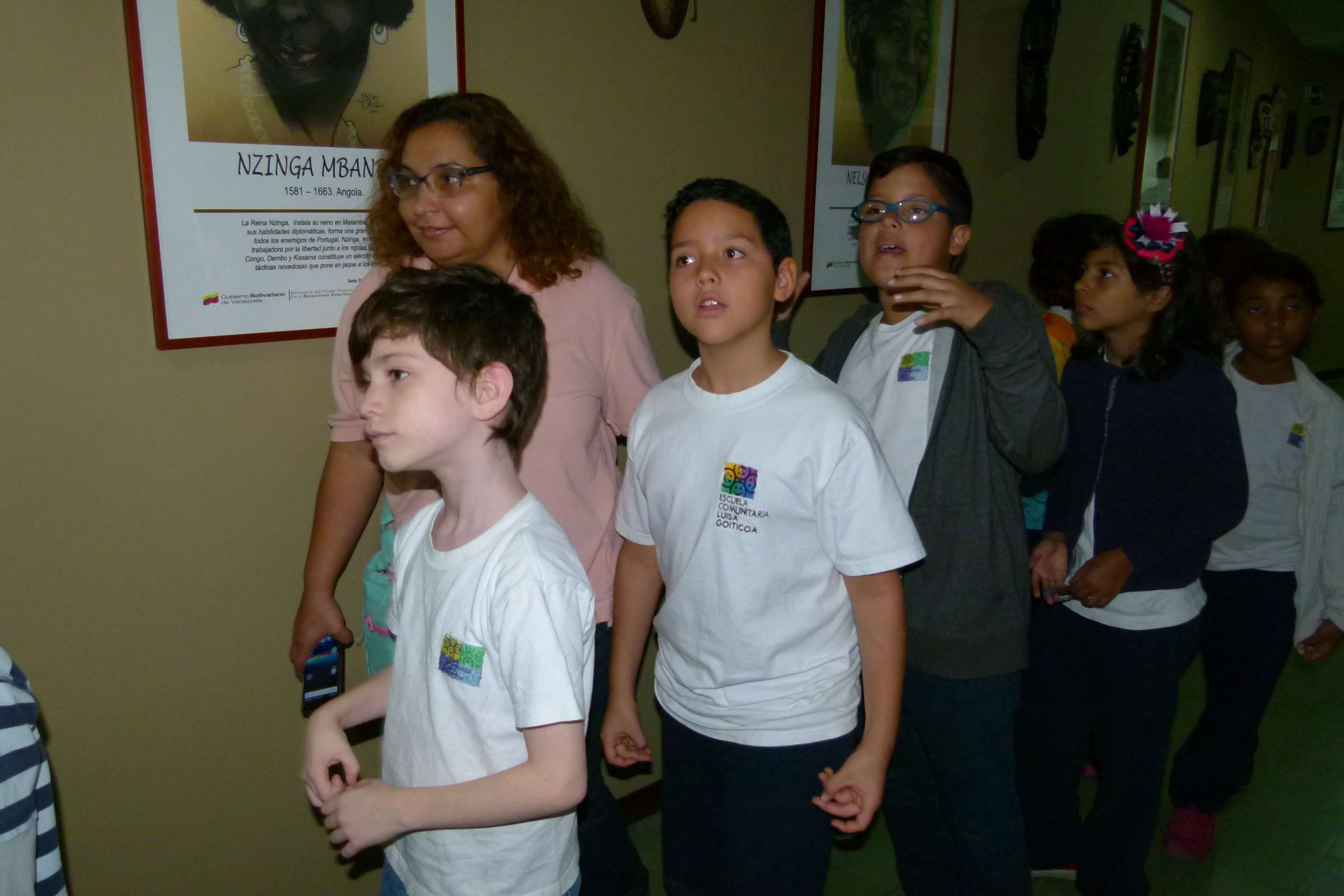 Niños recorriendo el Centro de Saberes Africanos, Americanos y Caribeños