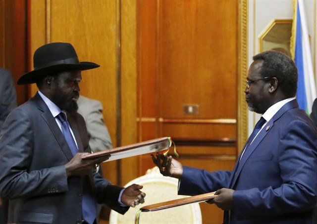 Presidente de Sudán del Sur Salva Kiir con su antiguo vicepresidente Riek Machar