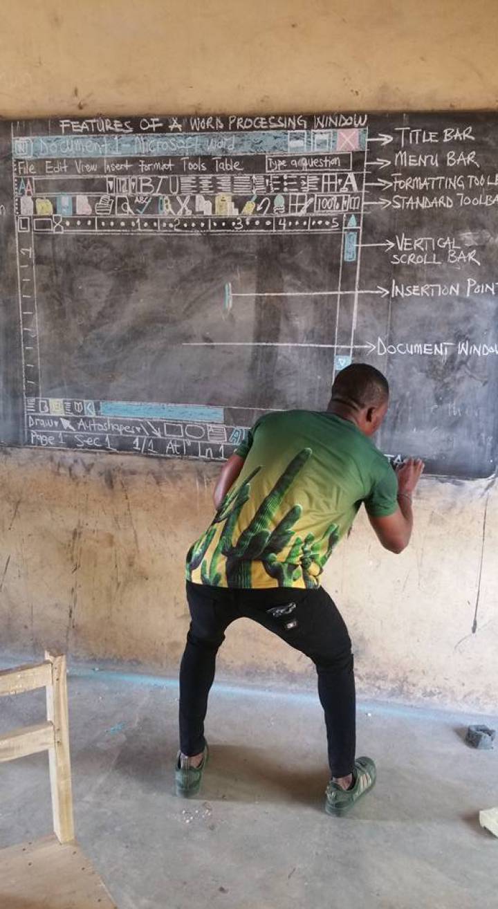 Profesor Owura Kwadwo durante su clase