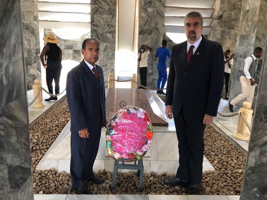 Viceministro venezolano Yuri Pimentel expresando el apoyo incondicional del Gobierno Bolivariano ante la República de Ghana y rindiendo honores al líder político y presidente Kwane Nkrumah