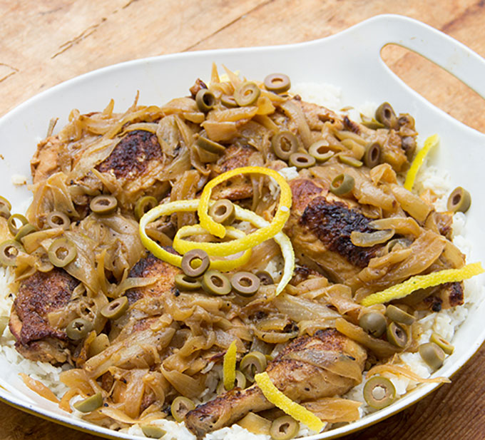 Yassa, es un plato picante marinado hecho con ave o pescado