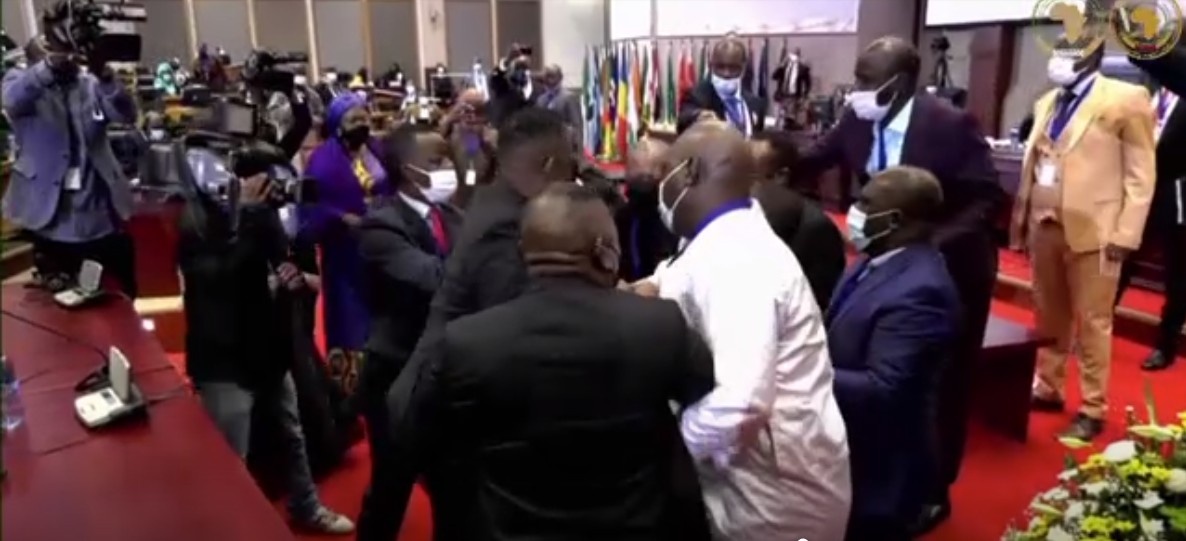 El presidente de la Comisión de la Unión Africana, Moussa Faki Mahamat, condenó la violencia en el recinto parlamentario