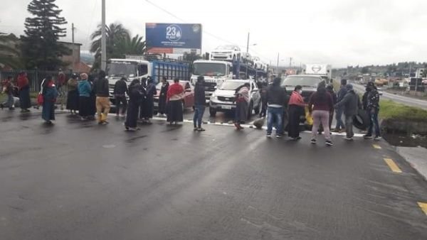 El bloqueo se ha llevado a cabo con la colocación de obstáculos en la vía pública, así como grupos de personas quienes detienen el tráfico vehicular