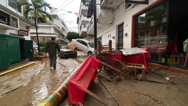 El gobernador del estado mexicano de Jalisco, Enrique Alfaro, reconoció que Nora dejó severos daños materiales