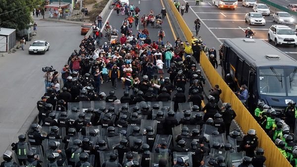 Migrantes son frenados por las fuerzas de seguridad al llegar a la capital mexicana