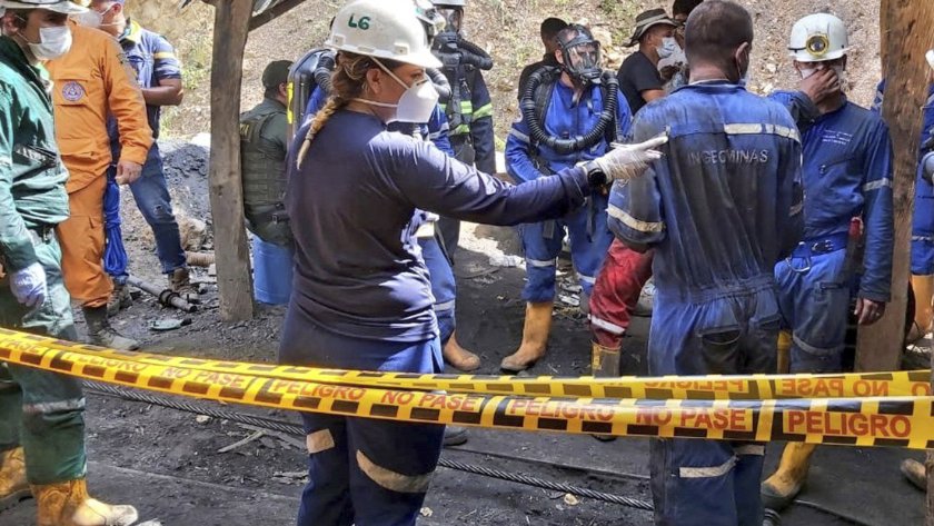 Imagen ilustrativa. Bomberos y rescatistas trabajan en la entrada de la mina de carbón El Cedro en el municipio de El Zulia, Norte de Santander Colombia, después de una explosión en el sitio, el 31 de julio de 2020 . Agencia Nacional de Mineria | AFP