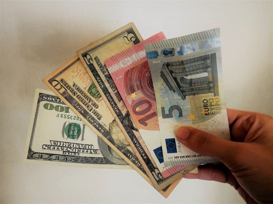  - Una vendedora muestra un abanico de dólares y euros en Caracas VenezuelaOrlando Rangel Y. RT - 