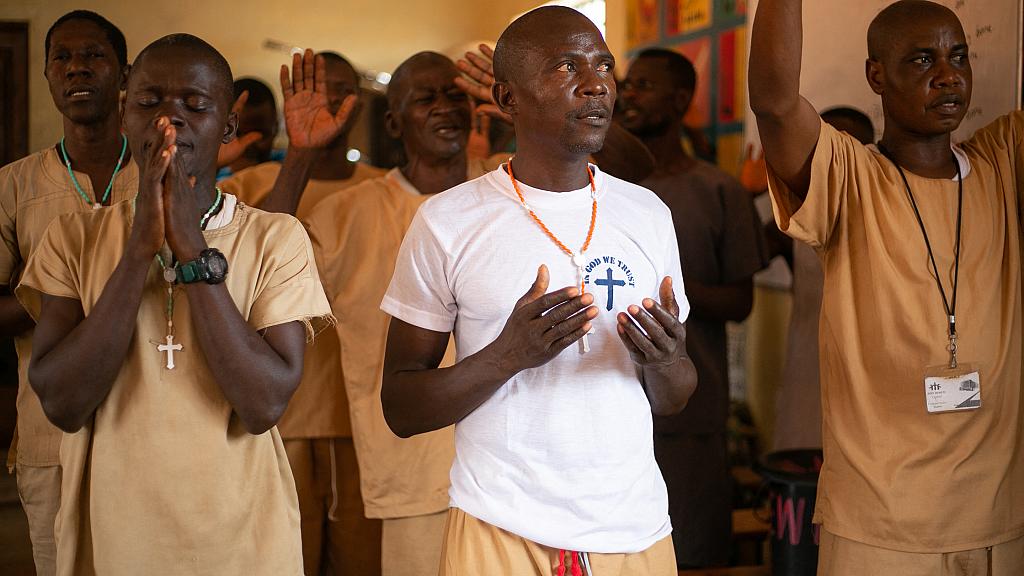 La ex colonia británica ha sido criticada en los últimos años por defensores de los derechos humanos por no abolir la pena de muerte