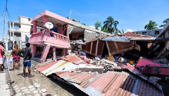  Haitianos piden ayuda médica tras el terremoto