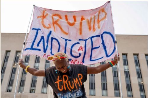Una mujer se manifiesta el martes frente a la sede del tribunal federal de Washington en el que comparecerá Trump dos días después